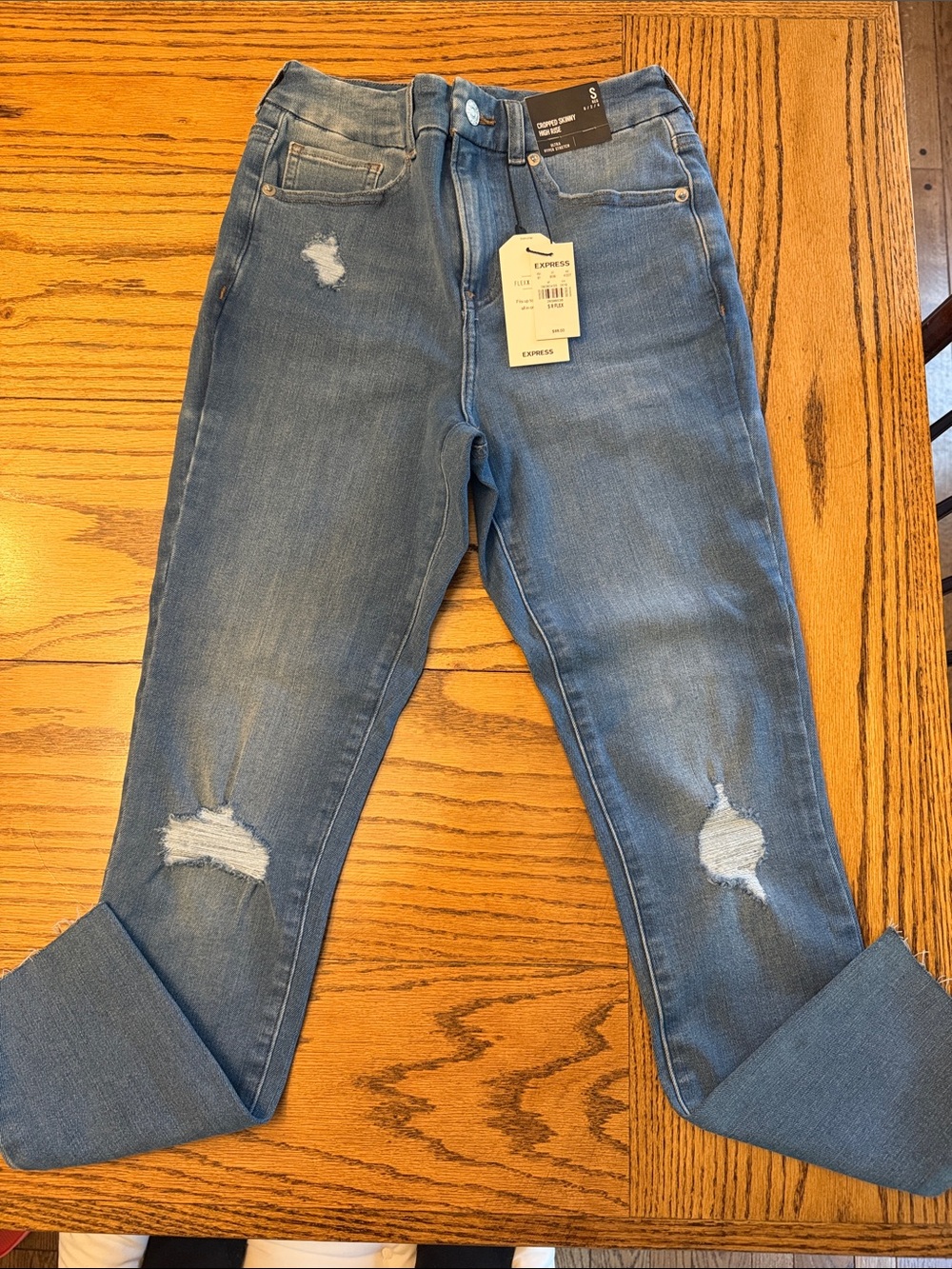 NWT - Women’s Express Light Blue Distressed cropped skinny high rise jeans